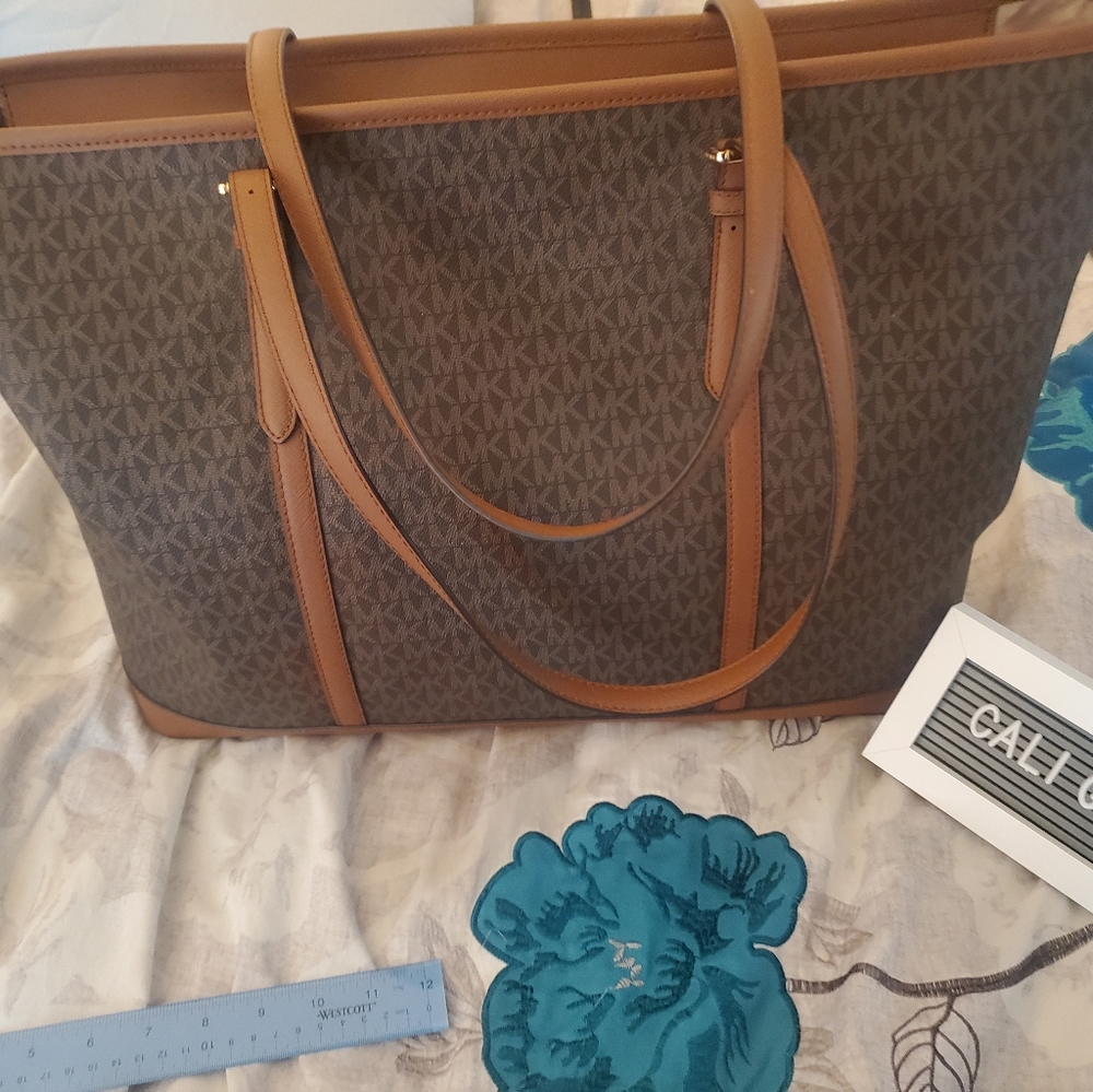 XL MK Jet Set Travel Tote - Picture 3 of 8